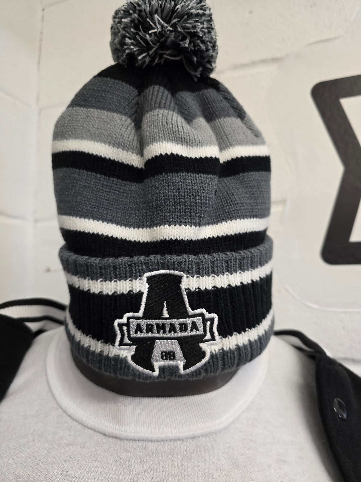 TUQUE POMPON GRISE ET NOIR RAYÉ