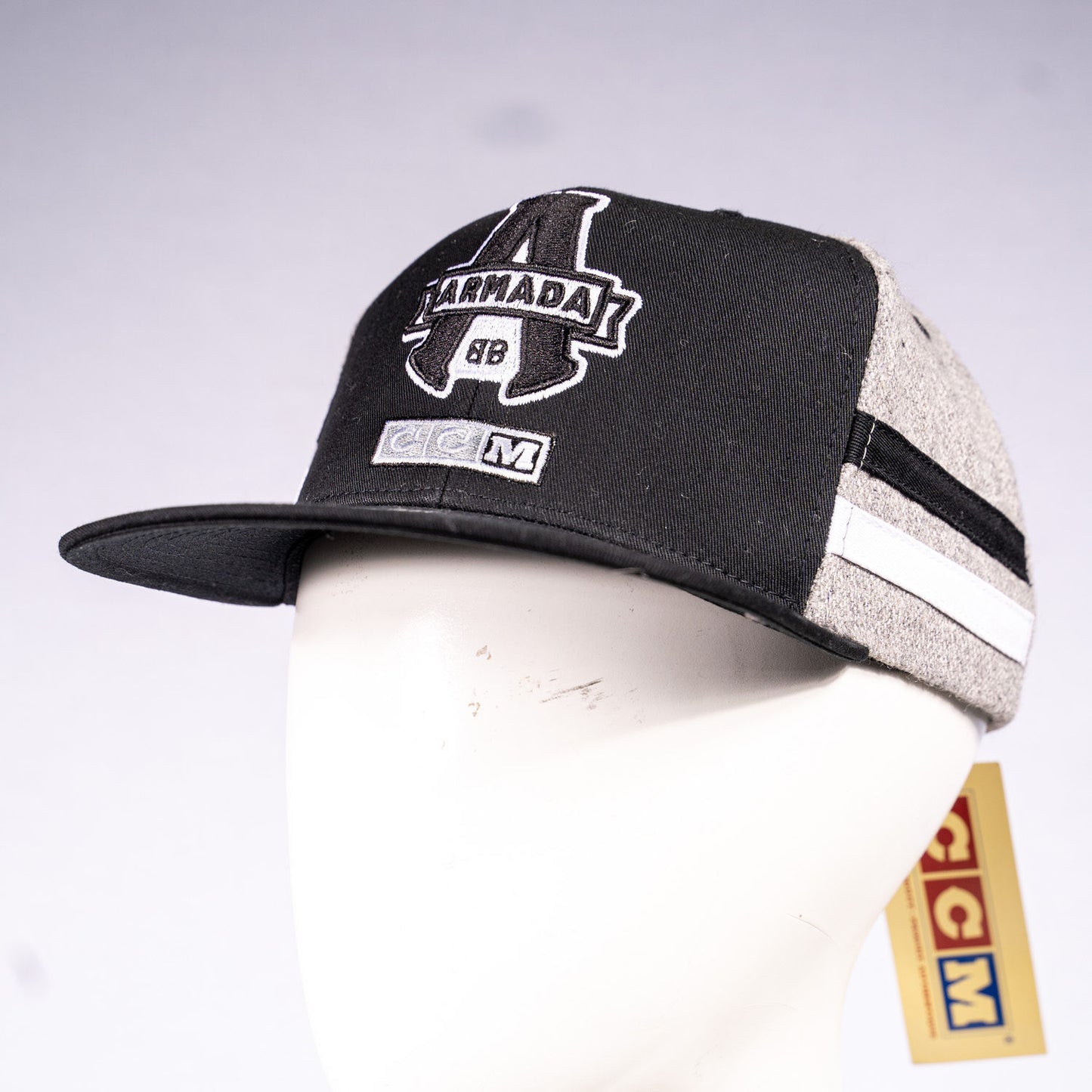 CASQUETTE NOIRE DERRIÈRE GRIS